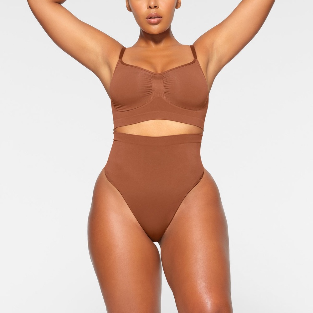 SKIMS seamless sculpt mid waist thong, color bronze, size M